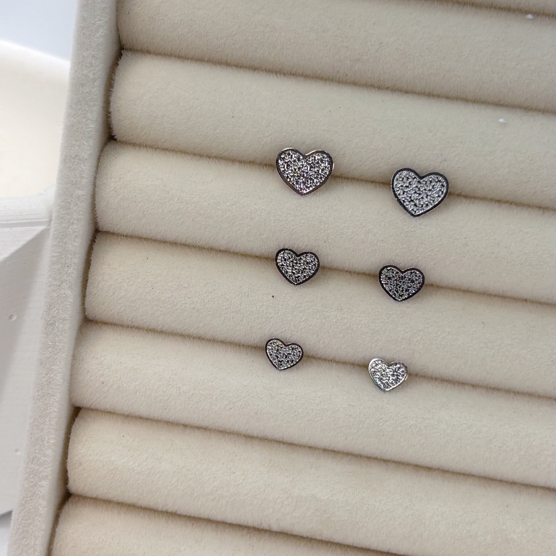 Brinco coração áspero