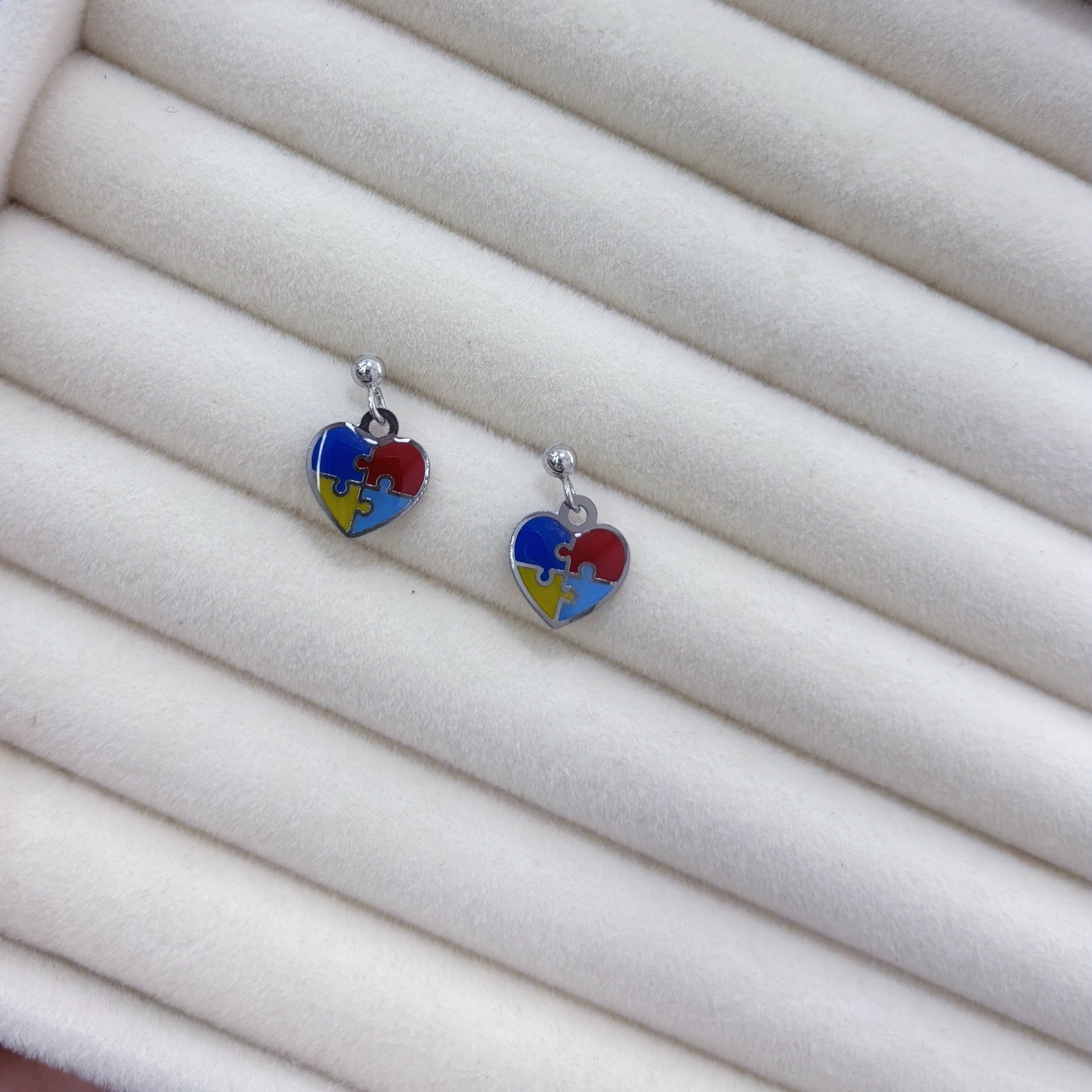 Brinco coração autismo