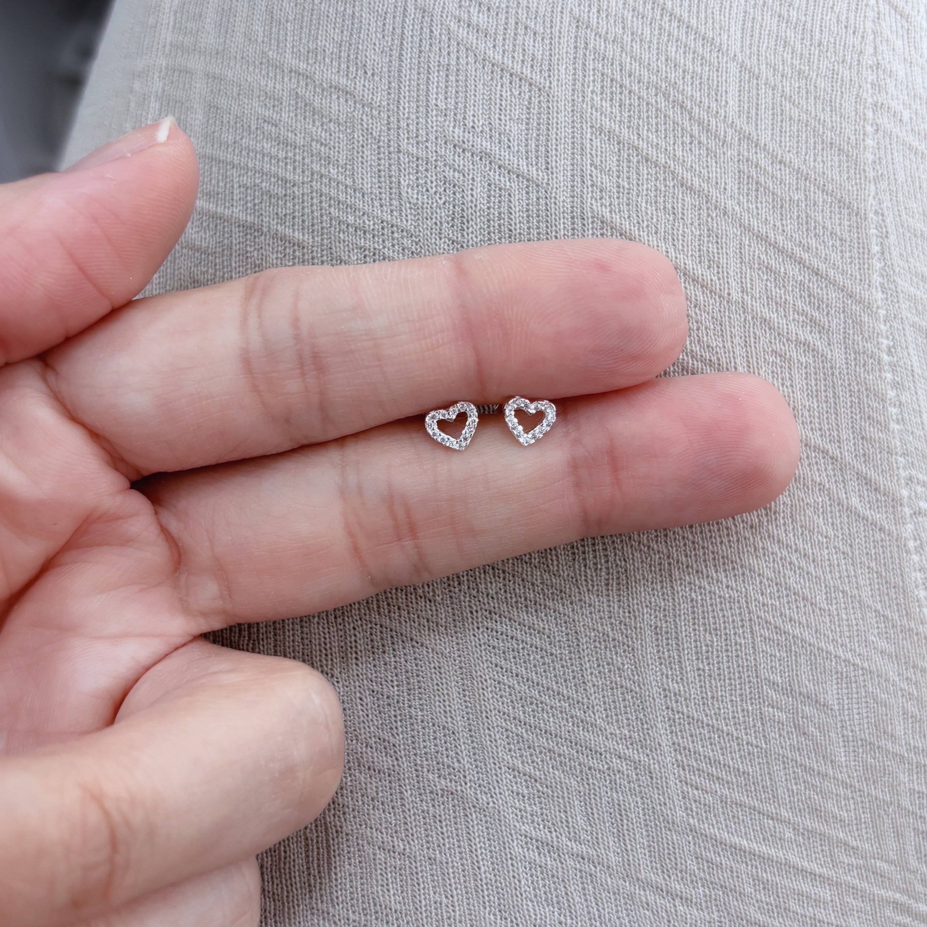 Brinco coração vazado cravejado