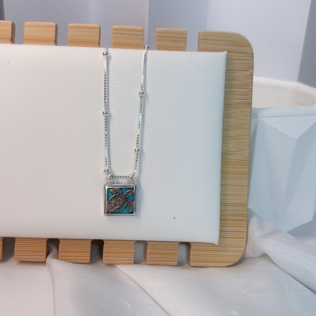 Colar caixa quadrada tartaruga e pedra prata 925