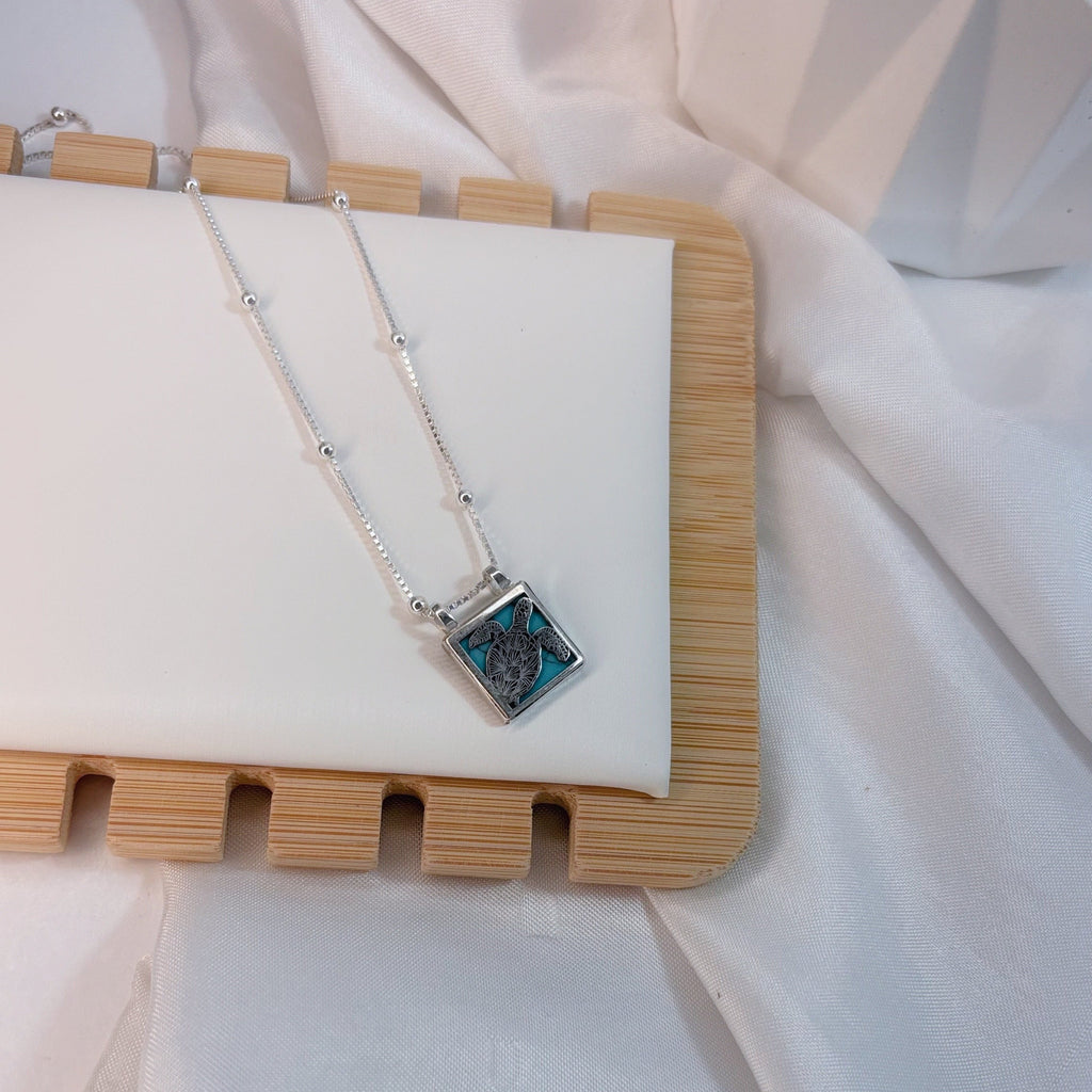 Colar caixa quadrada tartaruga e pedra prata 925