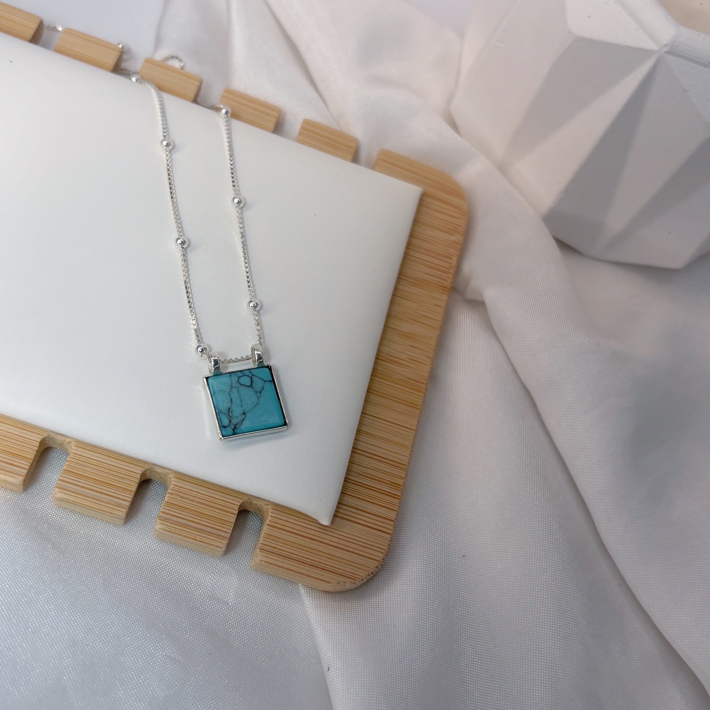 Colar caixa quadrada tartaruga e pedra prata 925