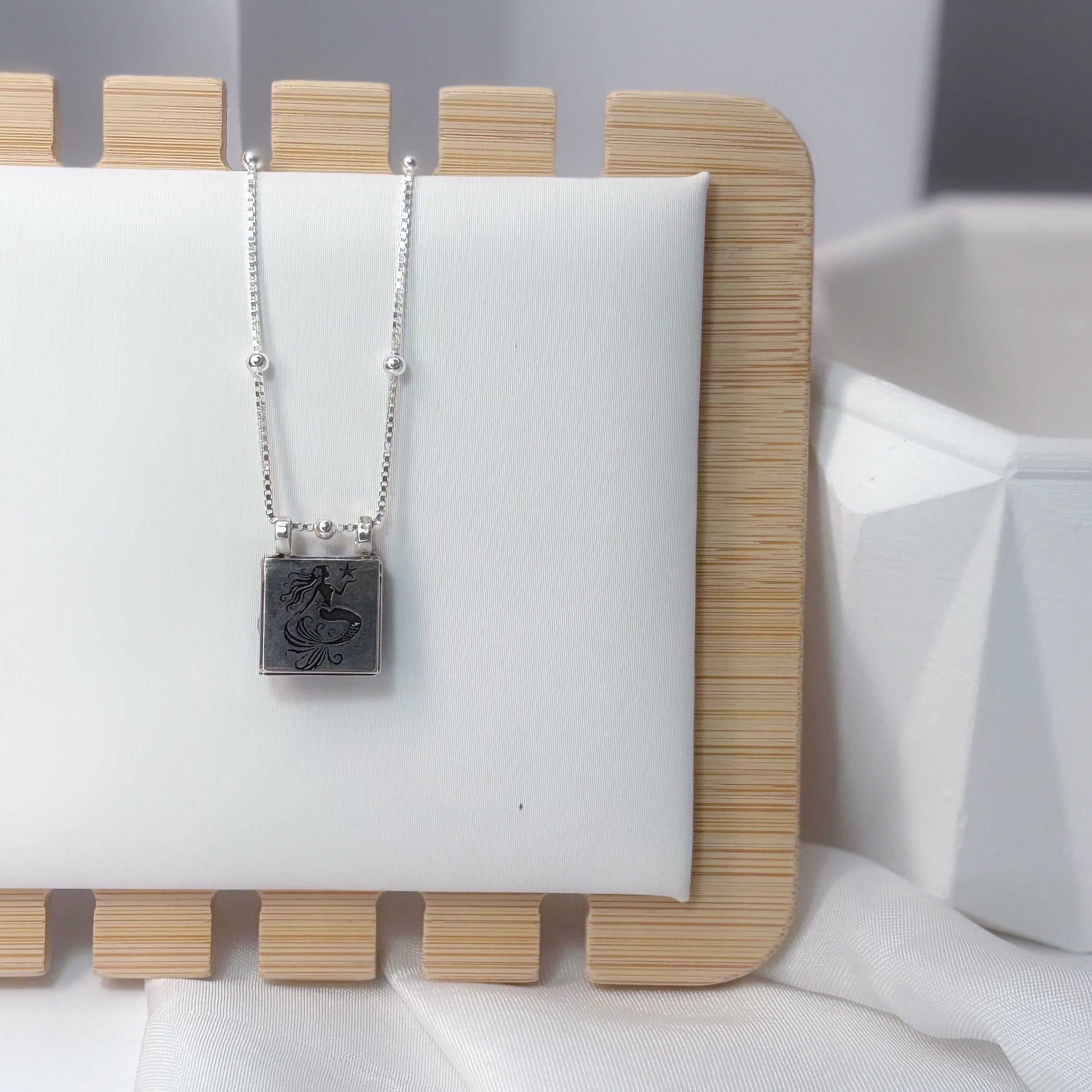 Colar caixa de sereia e cascalho de pedra prata 925