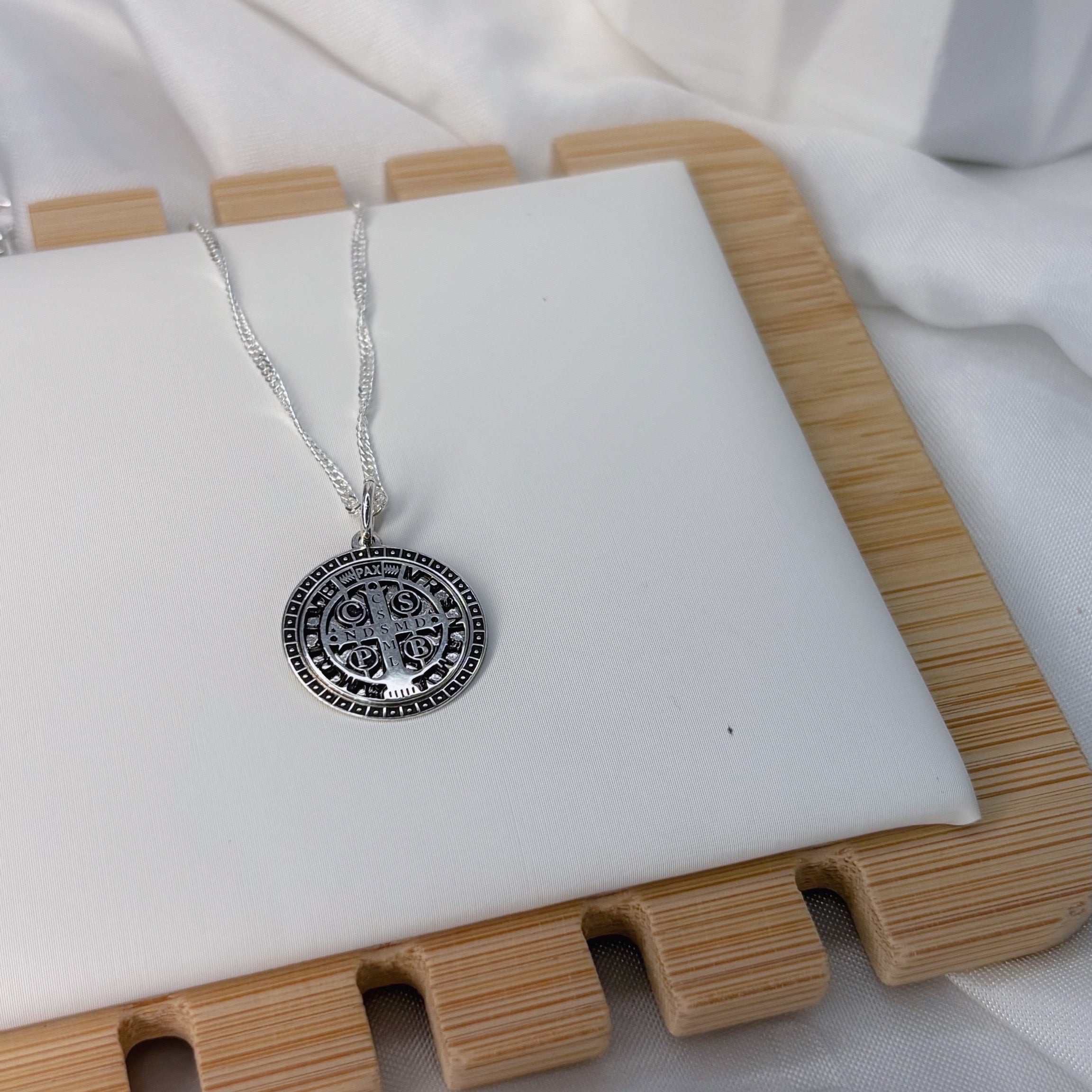 Colar pingente São Bento prata 925