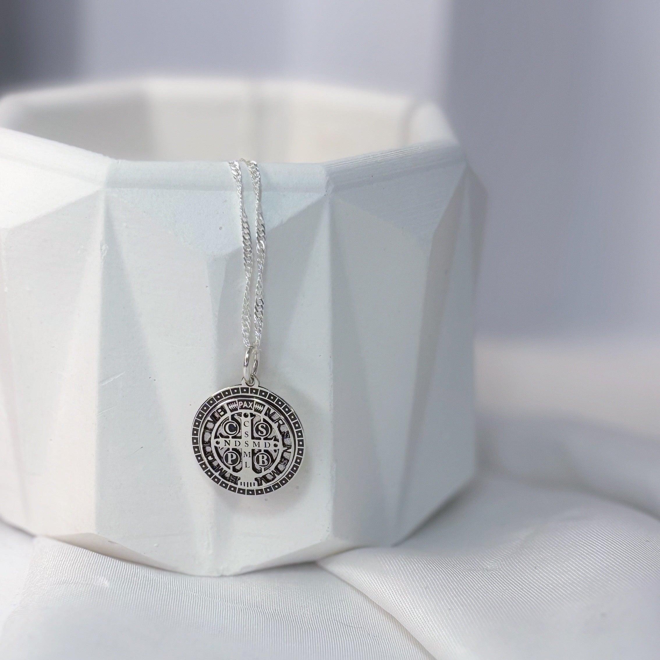 Colar pingente São Bento prata 925