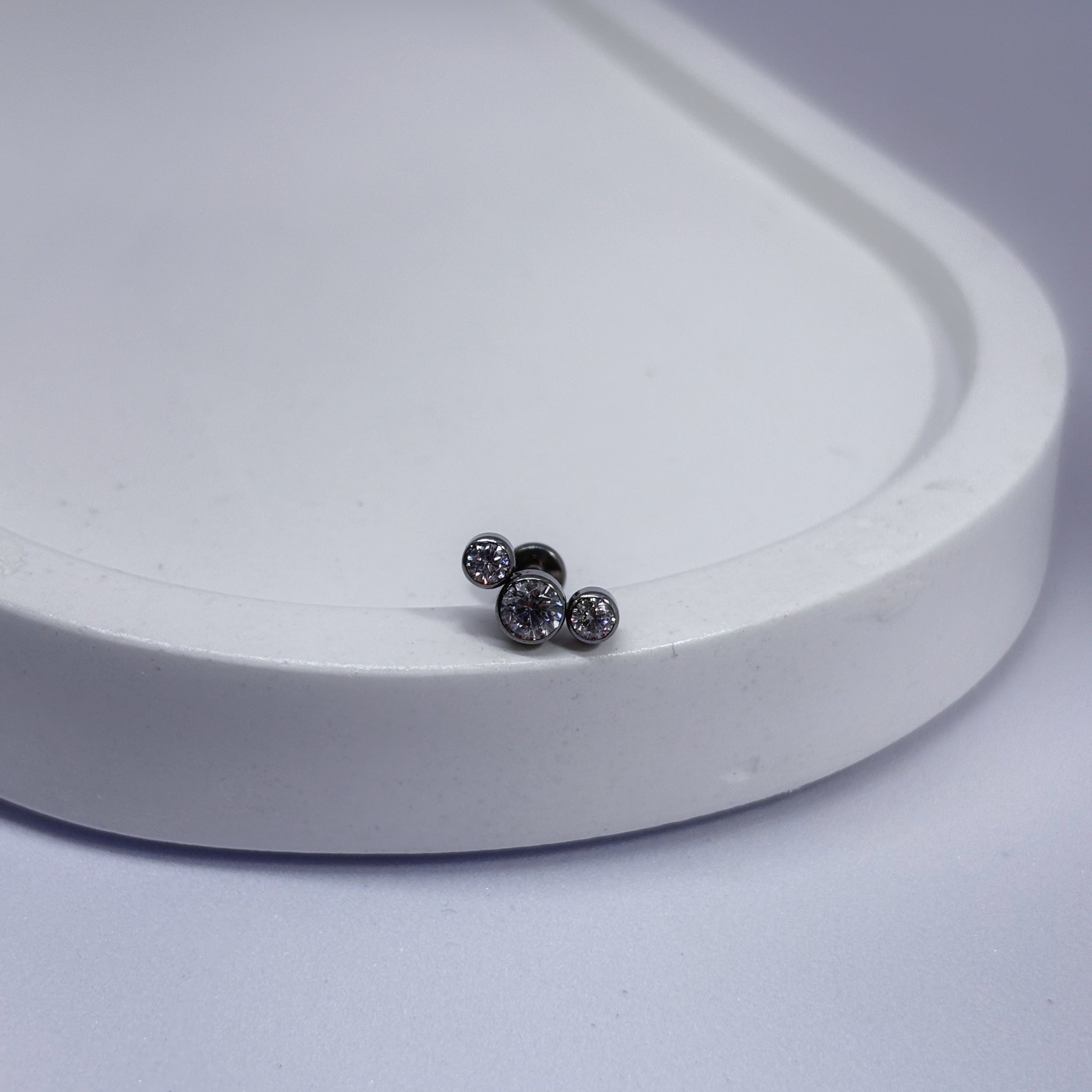 Piercing labret cluster titânio