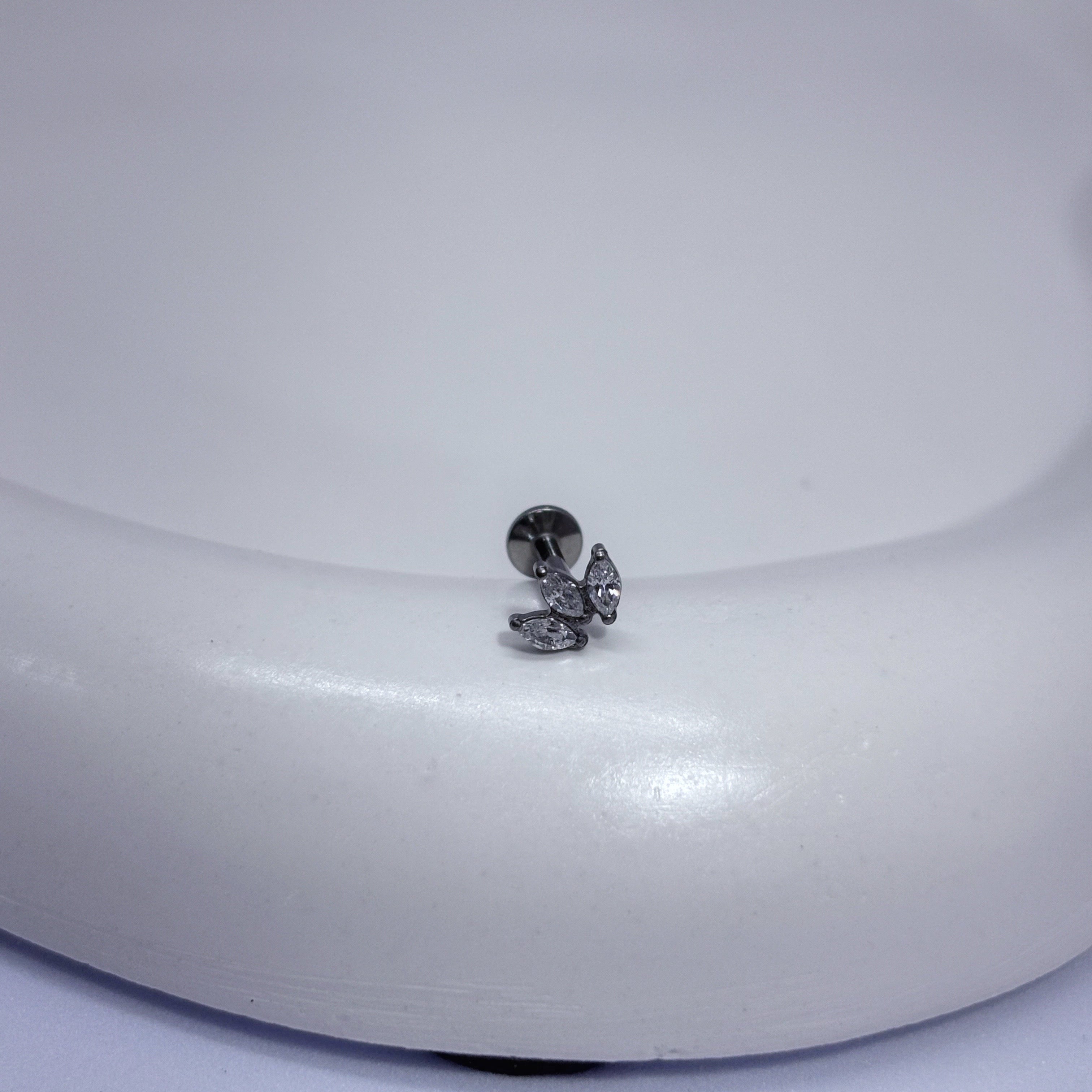 Piercing Labret meia flor com pedras