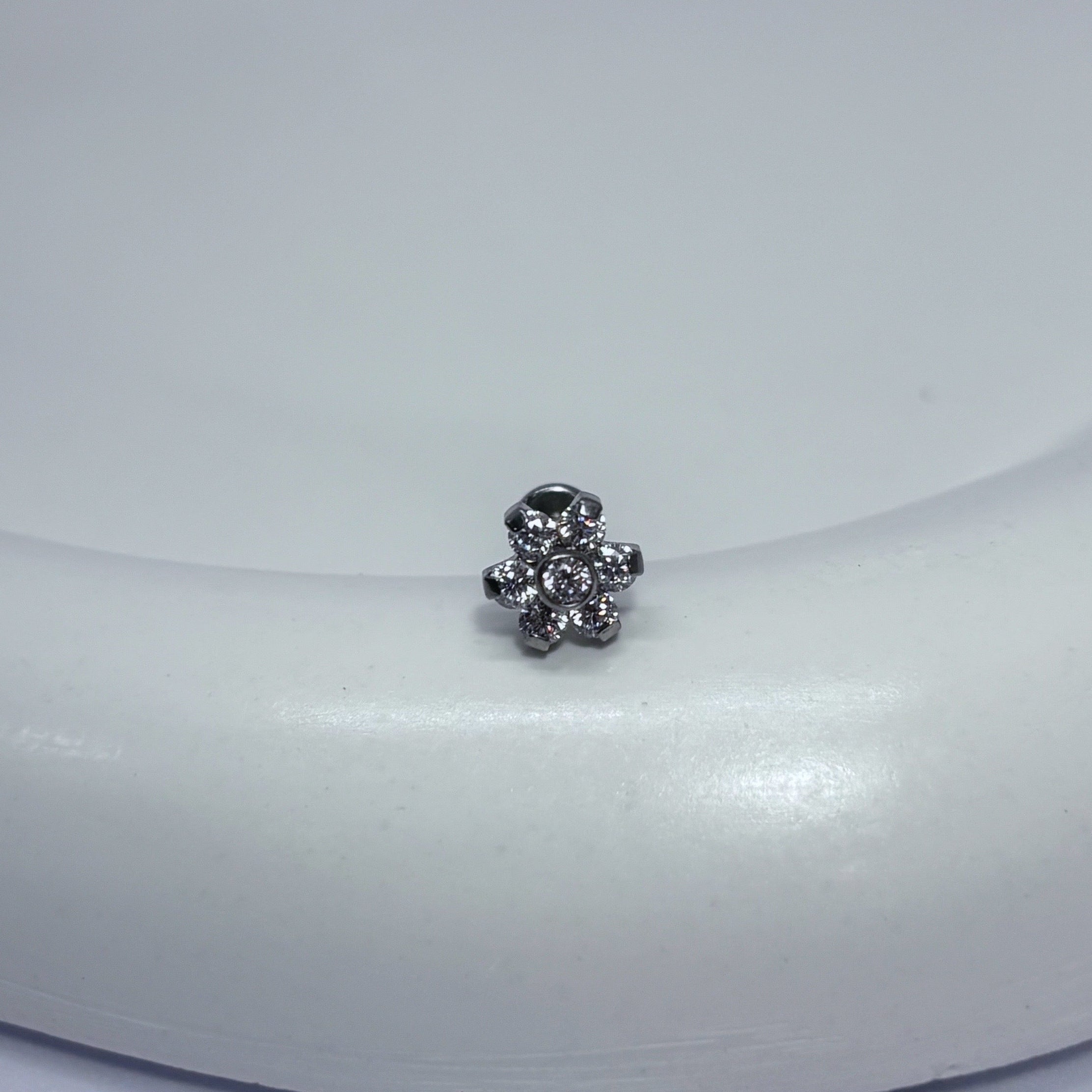 Piercing labret flor de zirconias