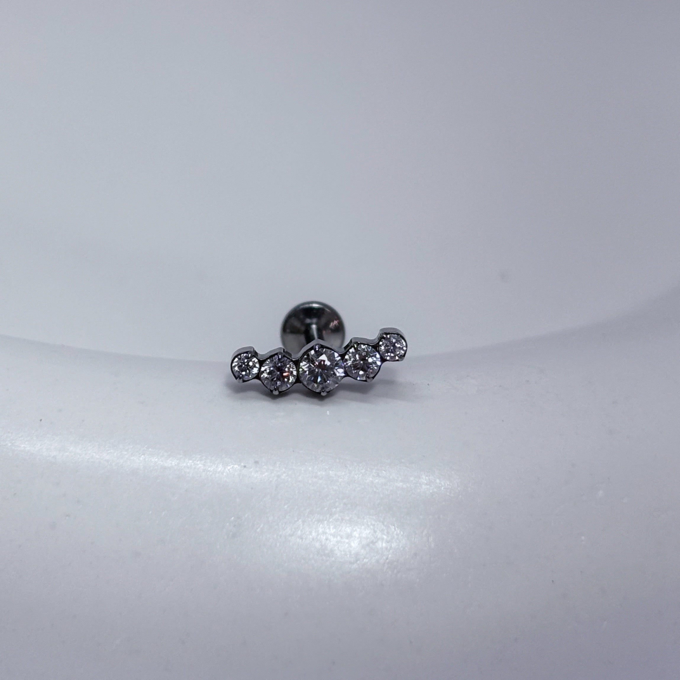 Piercing labret cluster escala de pedras