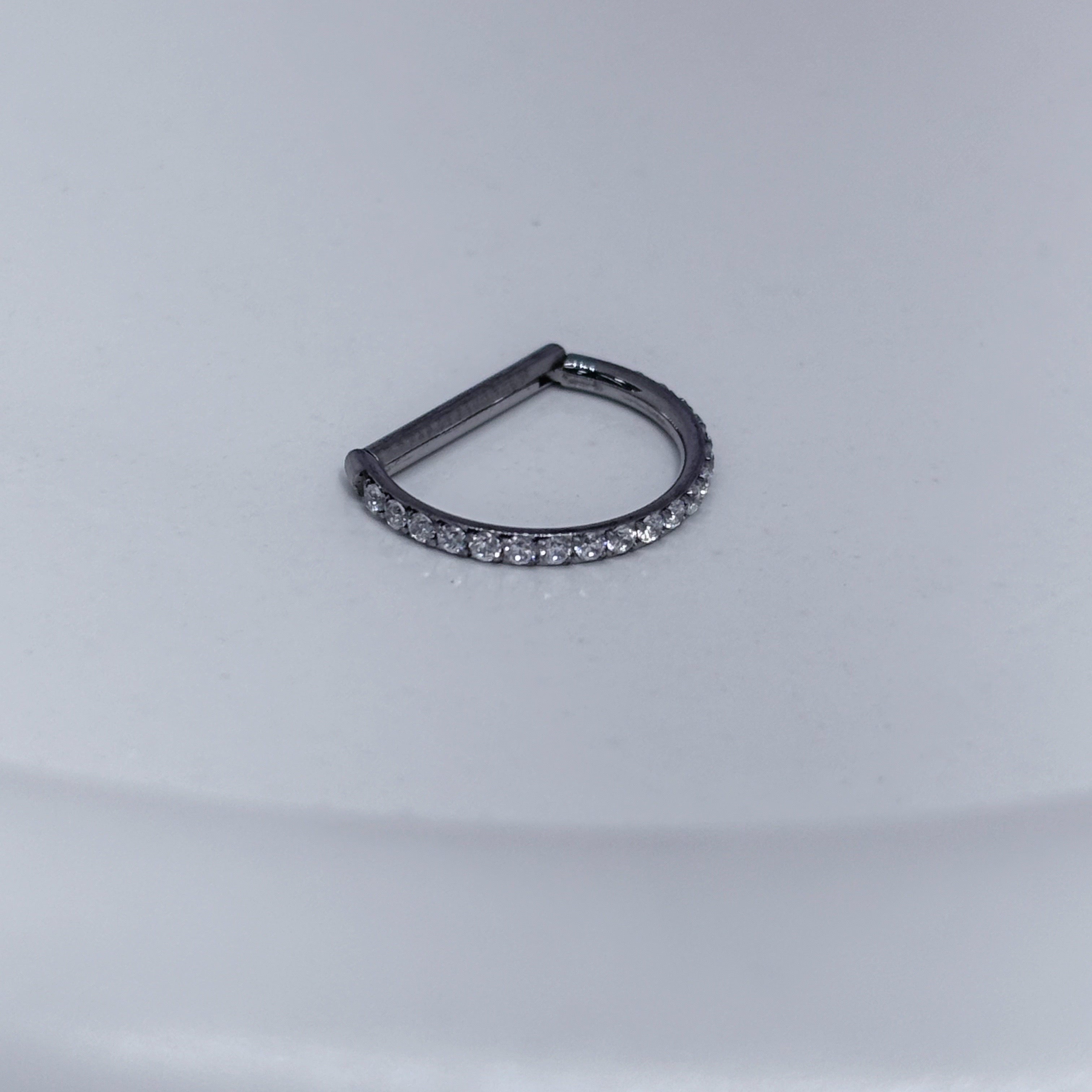 Piercing D-ring cravejado titânio natural
