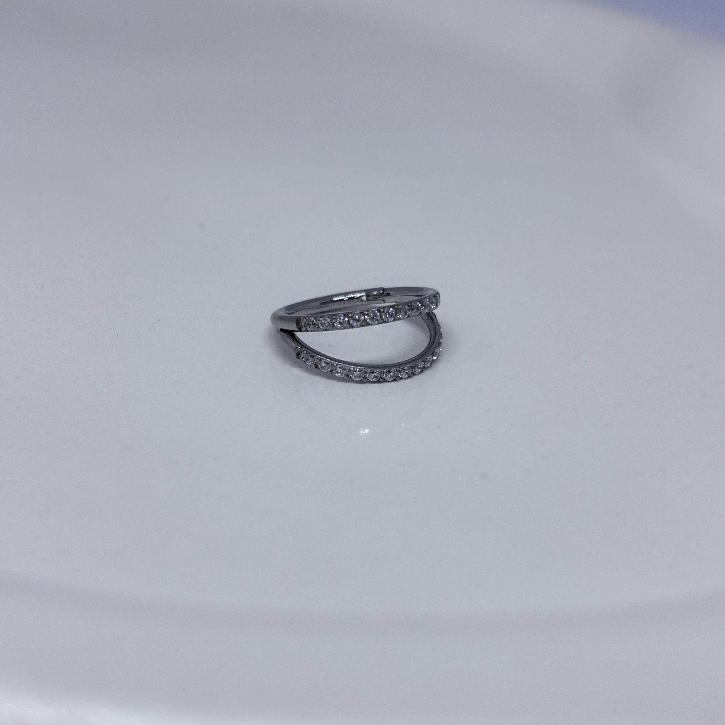 Argola duplamente cravejada titânio natural