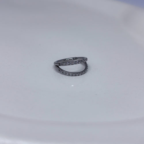 Argola duplamente cravejada titânio natural