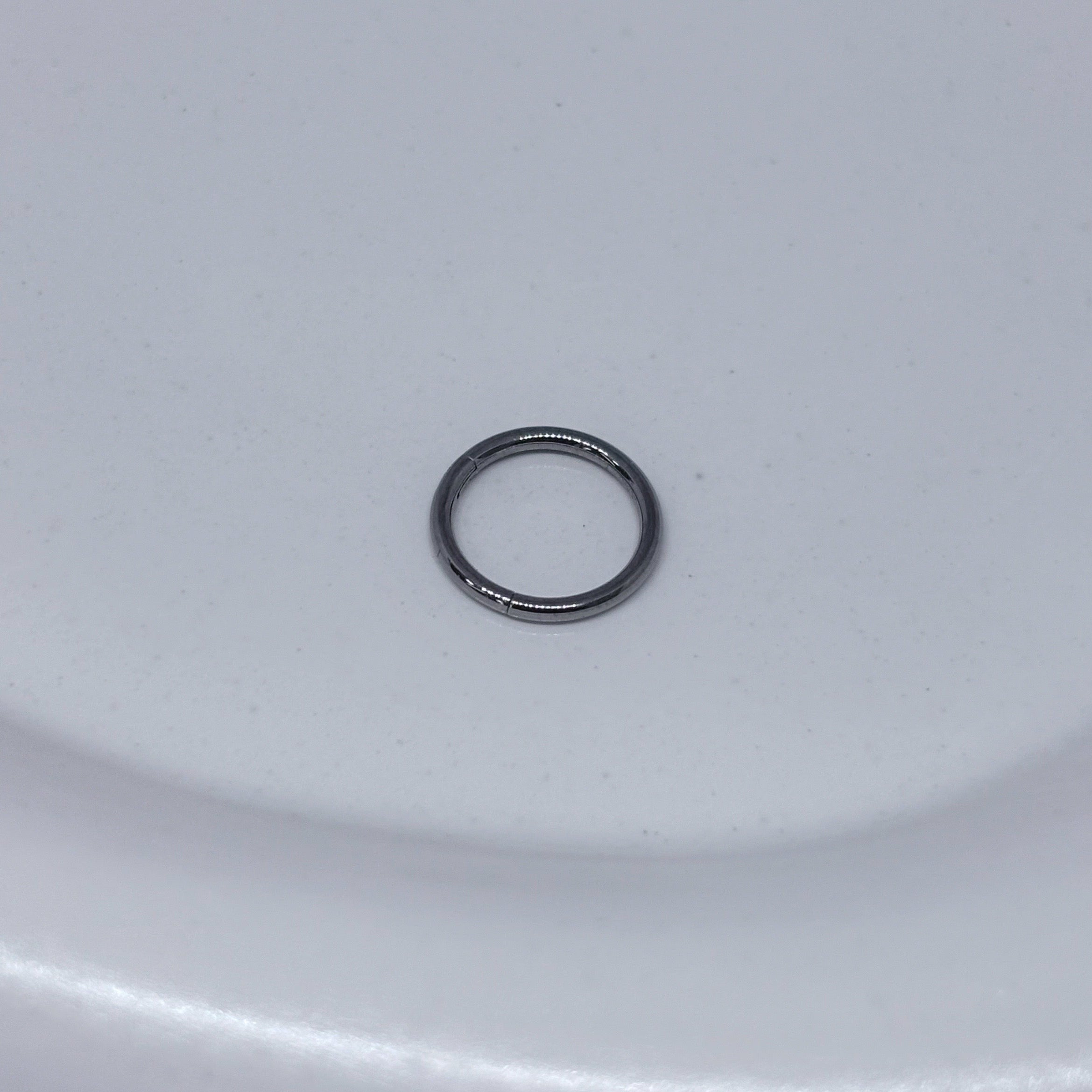 Piercing argola click lisa titânio natural